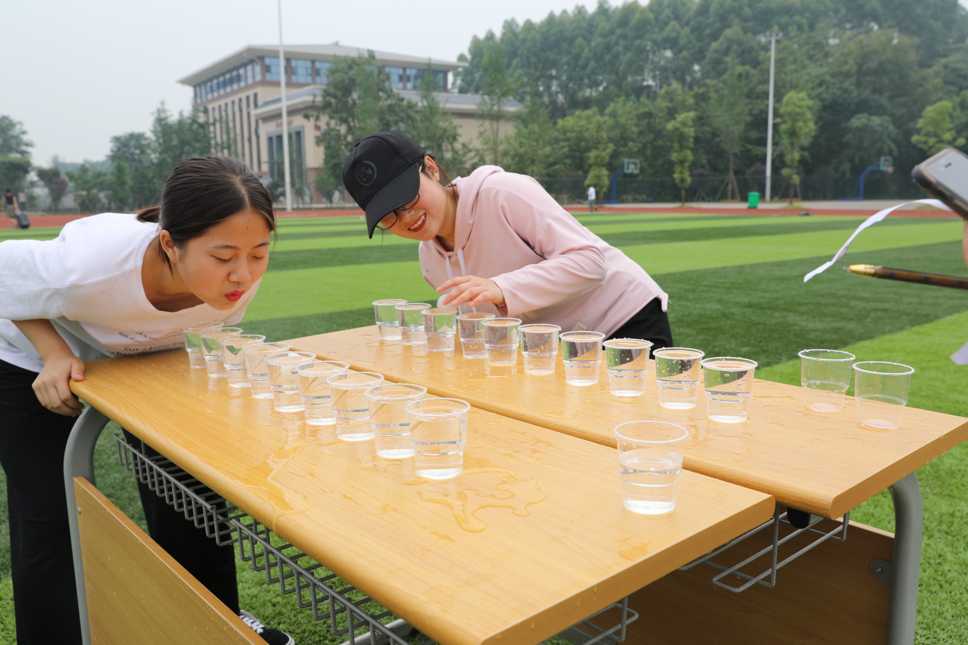 E:\通讯稿\已发\2019.05\2019.5.27与心灵相约 与健康同行第一届大学生心理健康趣味运动会\2019.5.27与心灵相约 与健康同行第一届大学生心理健康趣味运动会\乒乓水上漂.jpg