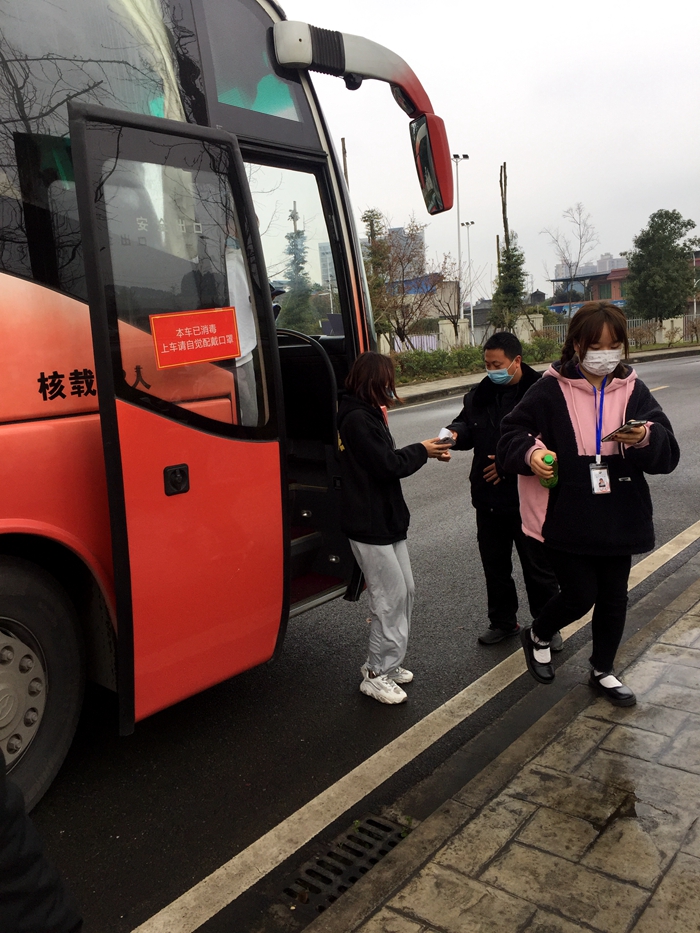 C:\Users\remoteapp\Pictures\0305县领导检查\0307单招参观\0307下车.jpg